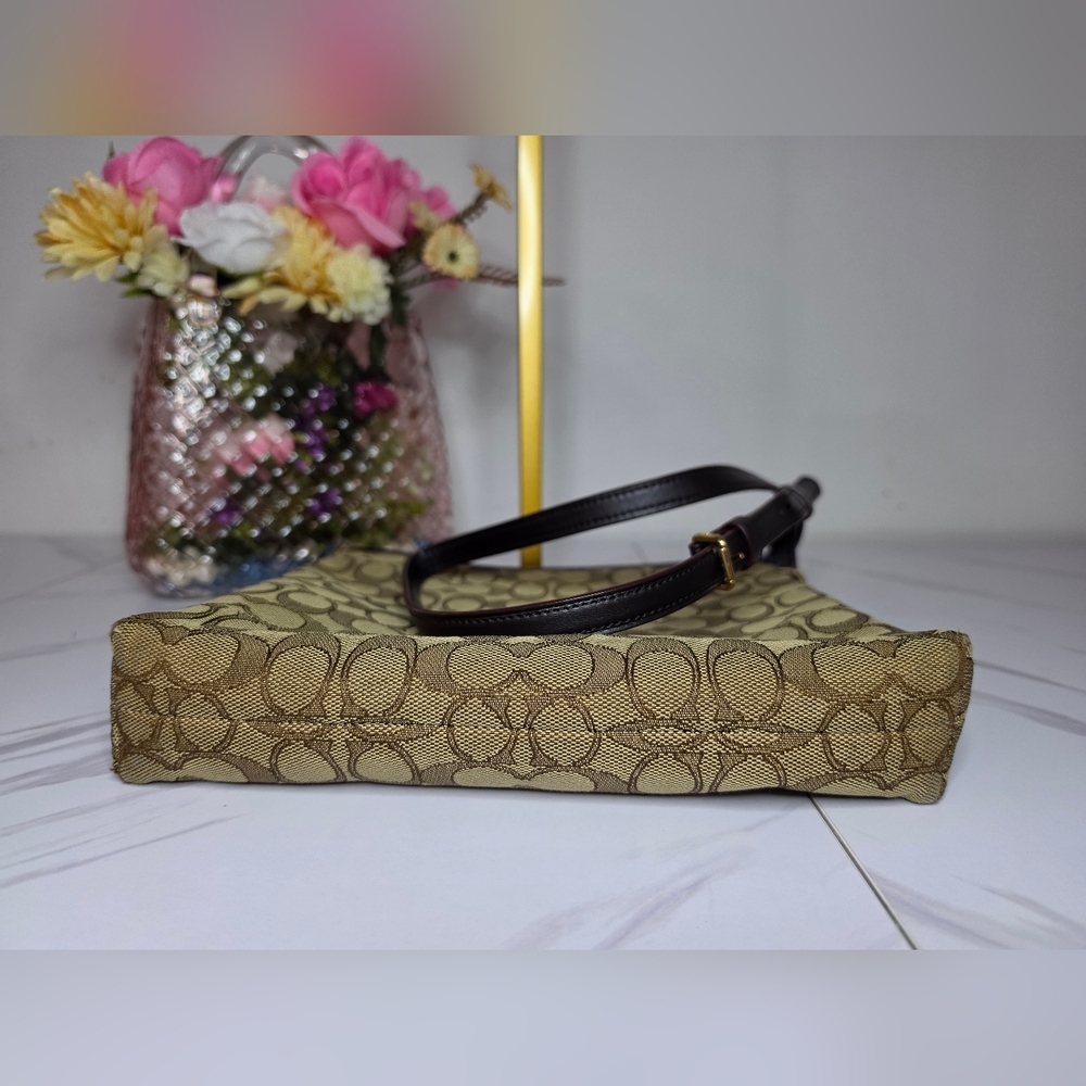 Coach 💕 | Crossbody Tan and Brown Canvas Signature Summer Tote ✨️ - Picture 4 of 8